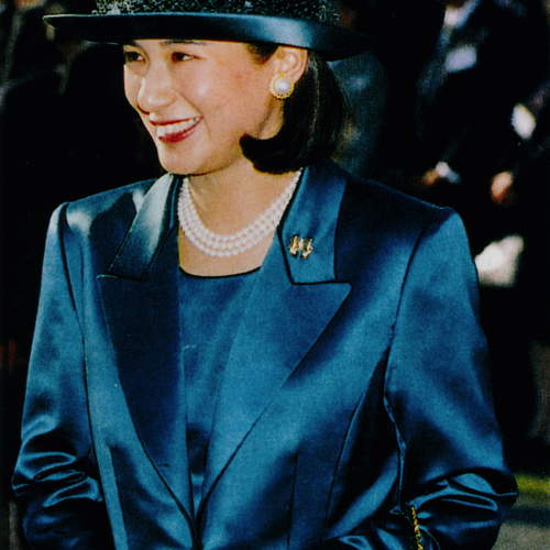 HRH Princess Masako of Japan wearing Repossi Bow Brooch mini size in yellow gold and diamonds