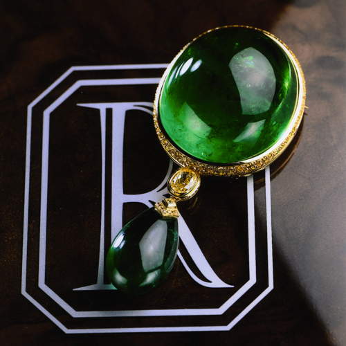 Very important brooch in Colombian emerald cabochon model «Anapurna» weighing more than 400 cts and a drop of Colombian emerald of more than 180 cts (private collection)