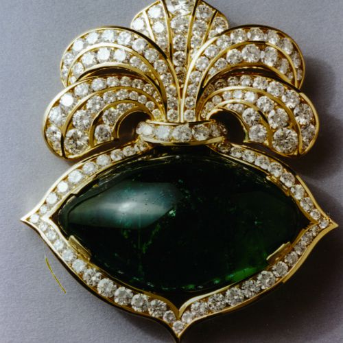 Repossi High Jewellery brooch model Maharadja with a 220 cts of antique Indian emerald with a Colombian origin setting in yellow gold