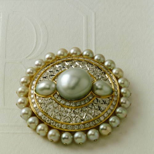 Repossi High Jewellery brooch model RAJHA with a very rare huge grey pearl from Tahiti «lost» in round form setting in diamonds small grey pearls on white and yellow gold